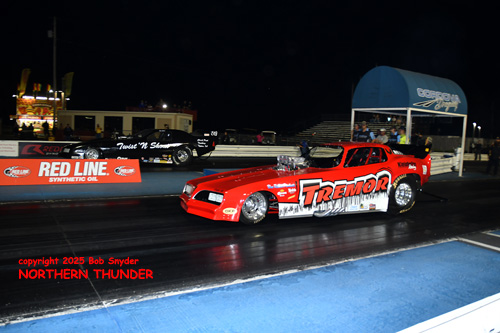 Dana Kleinhoffer - 'Tremor' (near lane) vs 
Neil Girot - 'Twist 'n Shout' (far lane)